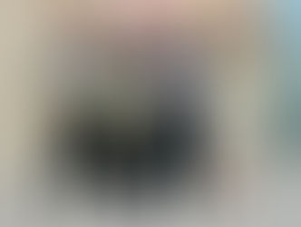 一位照顧者於休息時間進行催眠式呼吸練習,緩解長期情緒壓力。