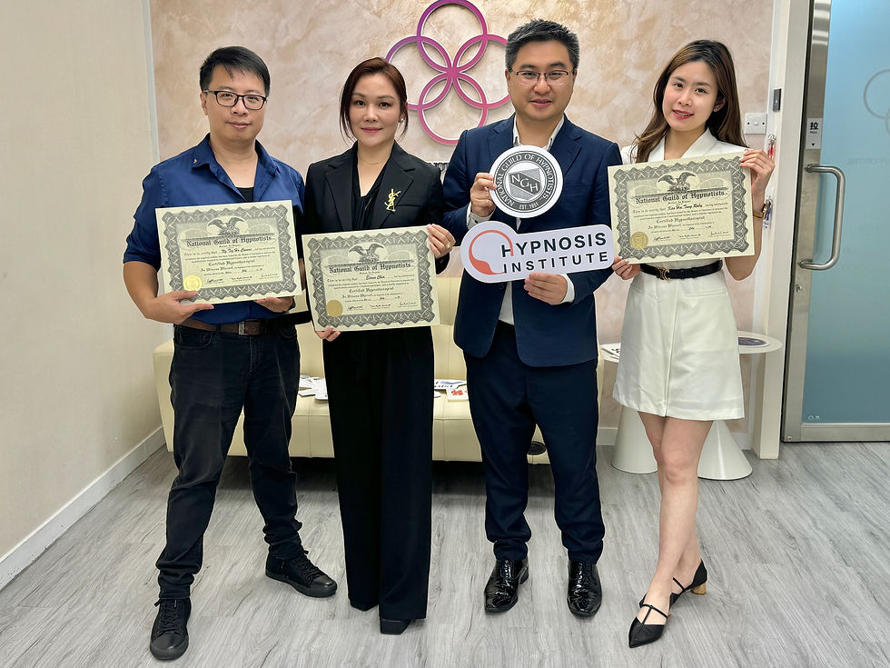一位社工在戶外休息時閉眼進行自我催眠練習,回復內在穩定。