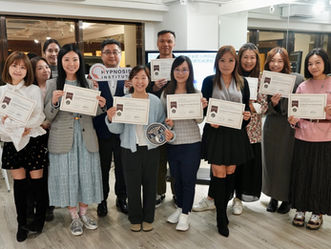 Hypnosis Institute 催眠治療師課程畢業學員大合照，學習運用兒科催眠治療與腦科學打破無效教養循環，推廣兒童心理健康。