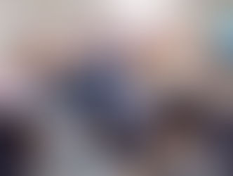一位輔導員坐在靜謐空間中,進行催眠式呼吸練習,緩解情緒壓力。