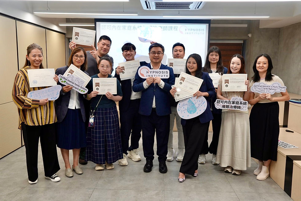 Hypnosis Institute 催眠治療師課程畢業證書大合照,導師 Charles Leung 與學員共同探索內在家庭系統催眠治療的理論知識及應用,學習擁抱內在小孩與尋找內心安全感。