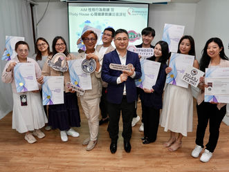 社工在小組訓練中進行深呼吸與放鬆練習,象徵 NGO 員工的內部心理支援訓練場景。