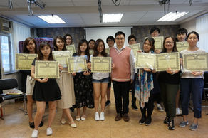 Hypnosis Institute 催眠治療師課程畢業合照：畢業生可以參與 CISM 危機處理與 IASC MHPSS 心理急救培訓，具備專業催眠穩定技術與危機介入資格