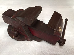 Vintage Dawn Engineers Vice.