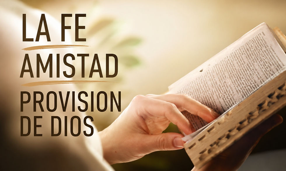 Mano pasando las páginas de una Biblia iluminada por una cálida luz dorada, con las palabras ‘LA FE, AMISTAD Y PROVISIÓN DE DIOS’ en tipografía moderna sobre un fondo suave y luminoso, transmitiendo paz, esperanza y confianza en Dios.
