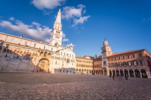 20210310112540-modena-piazza-grande-gettyimages-499129966.webp