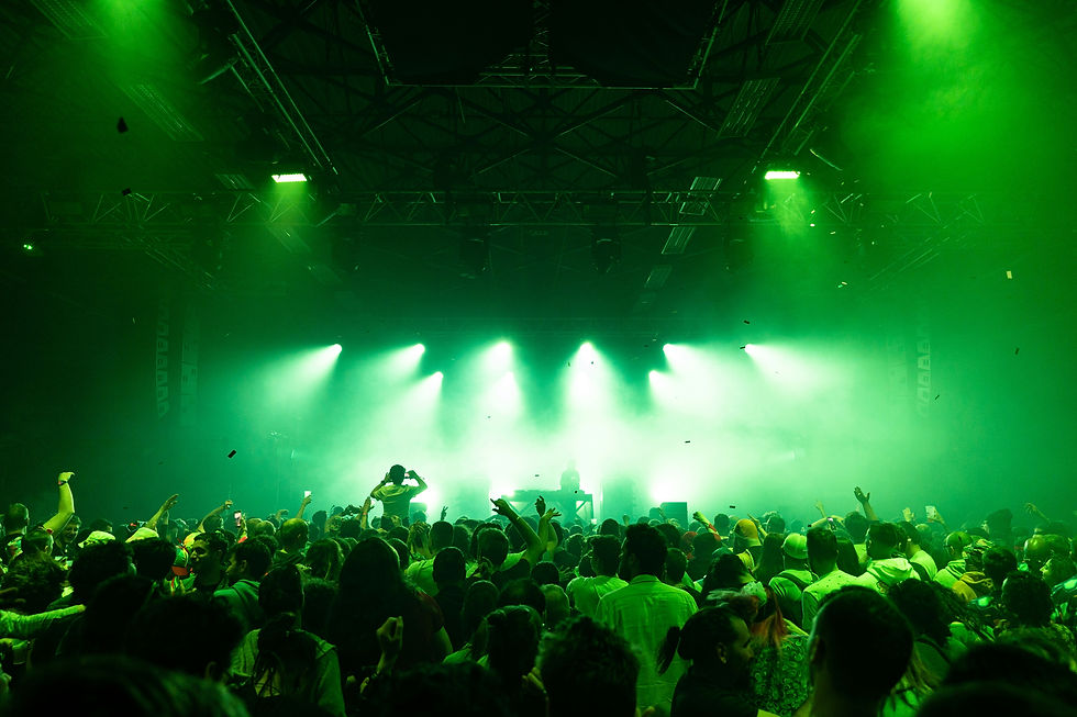 Luzes e clima vibrante marcam a atmosfera dos eventos universitários | Foto: A J. na Unsplash