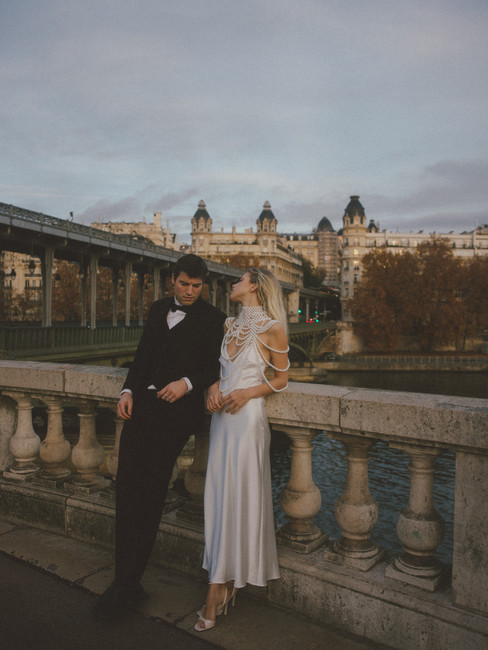 A couple posing on a bride in Paris
