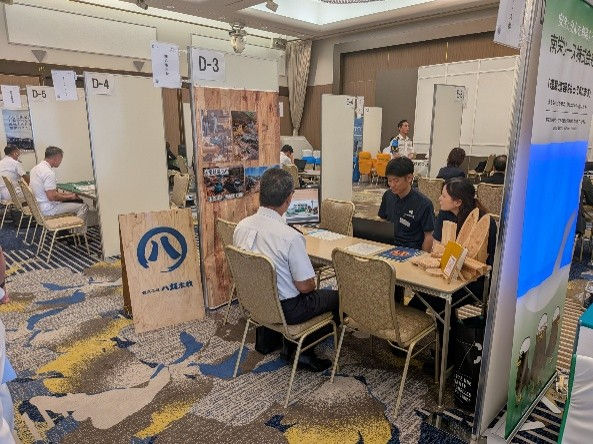 企業担当者から説明を受ける隊員たち(7月21日、佐賀市)