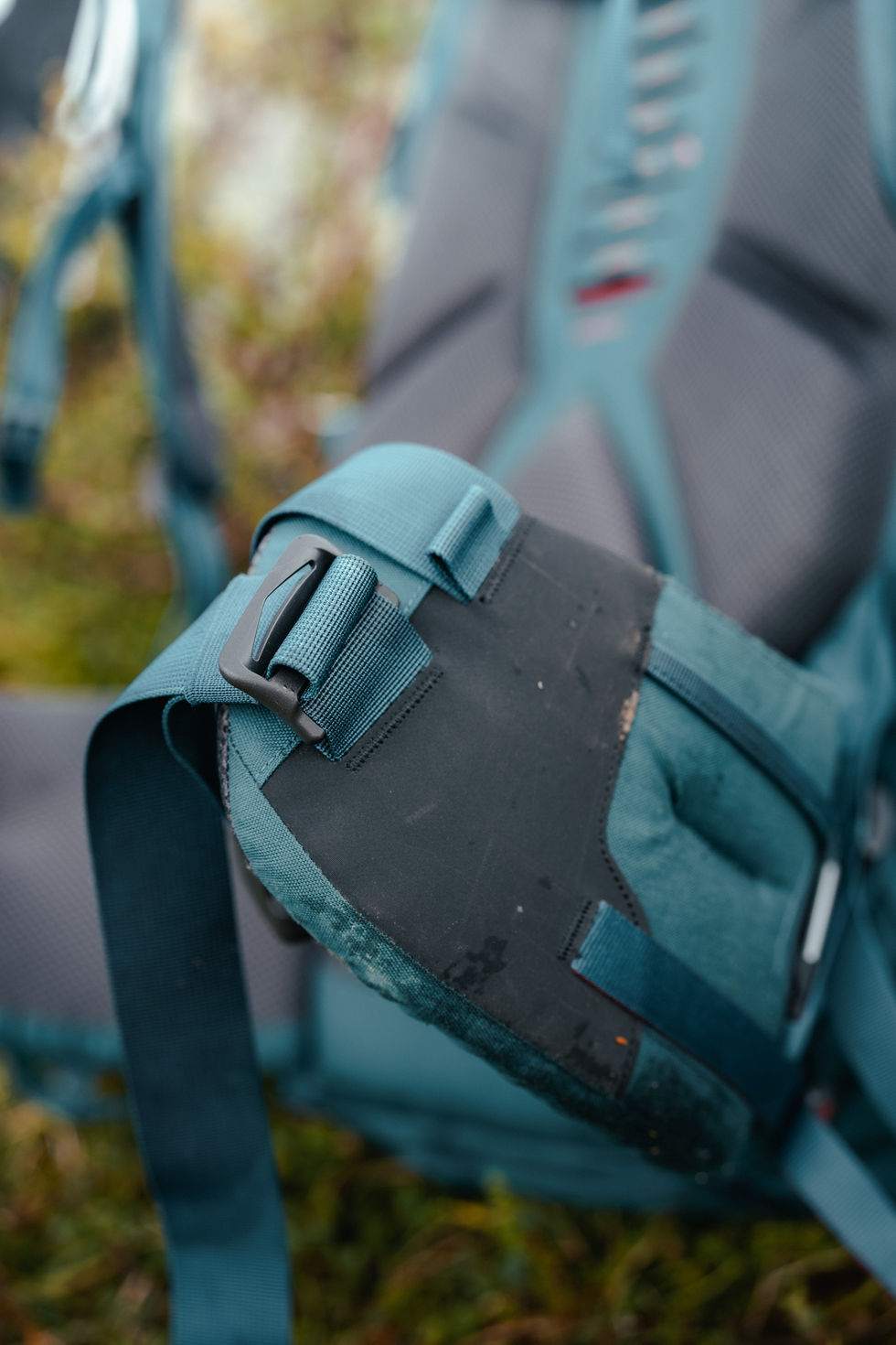 Detailaufnahme von einem Trekkingrucksack in der Natur.