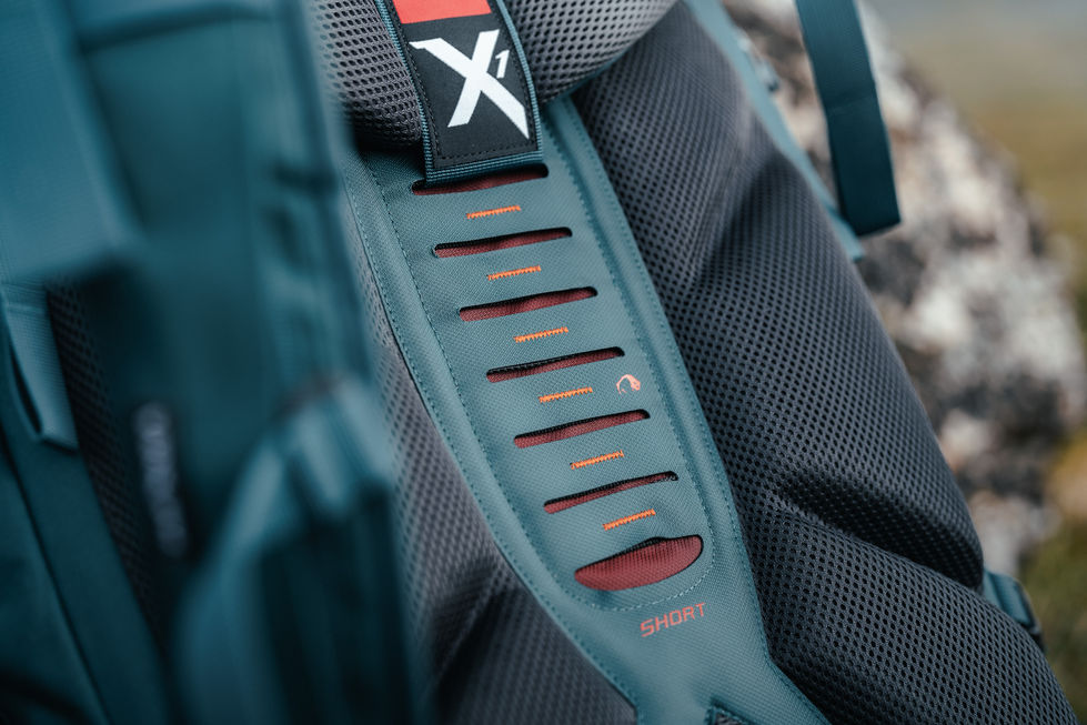 Detailaufnahme von einem Trekkingrucksack in der Natur.