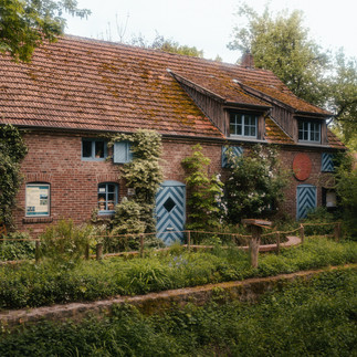 Gebäude und die Parkanlage der Heerser Mühle in Bad Salzuflen.