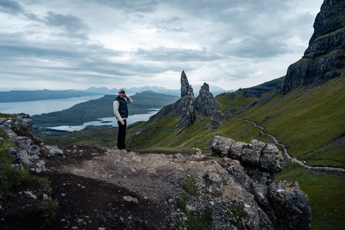 Ein Mensch bestaunt den Ausblick auf Isle of Skye.