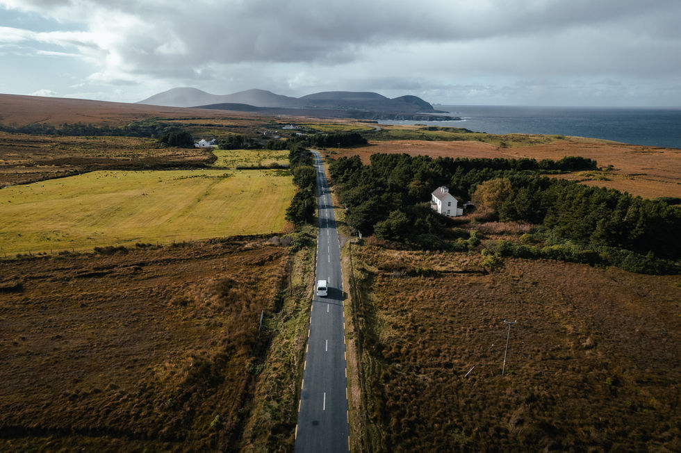 Ein Van fährt auf einer Rundreise durch Irland.