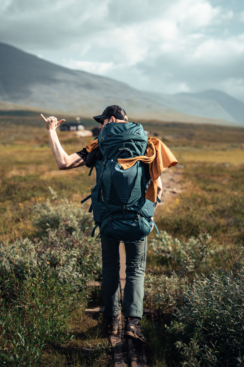 Ein Wanderer trägt einen Tatonka Trekkingrucksack auf einer Wanderung.