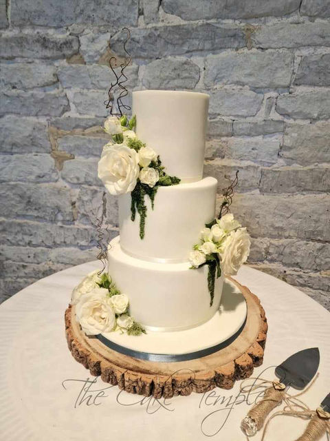 Earthy moss theme wedding cake at the charming venue Tithe Barn in Petersfield