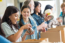 Voluntários de embalagem de alimentos