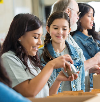 Los voluntarios del envasado de alimento