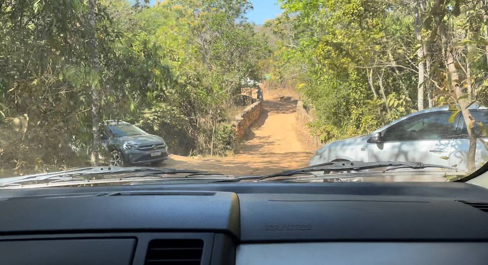 estrada de terra e carros