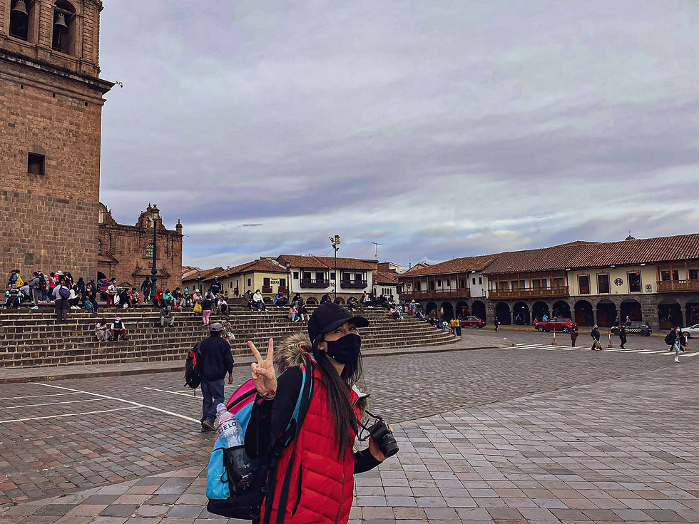 menina acenando na plaza de armas no Peru
