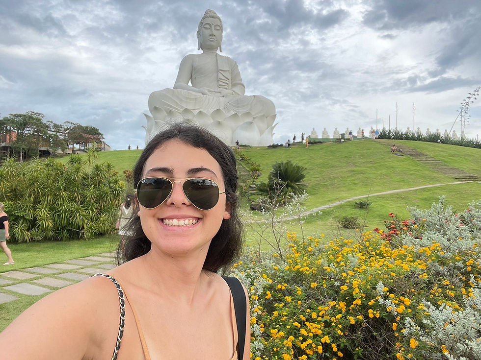 Pessoa em frente ao Budah