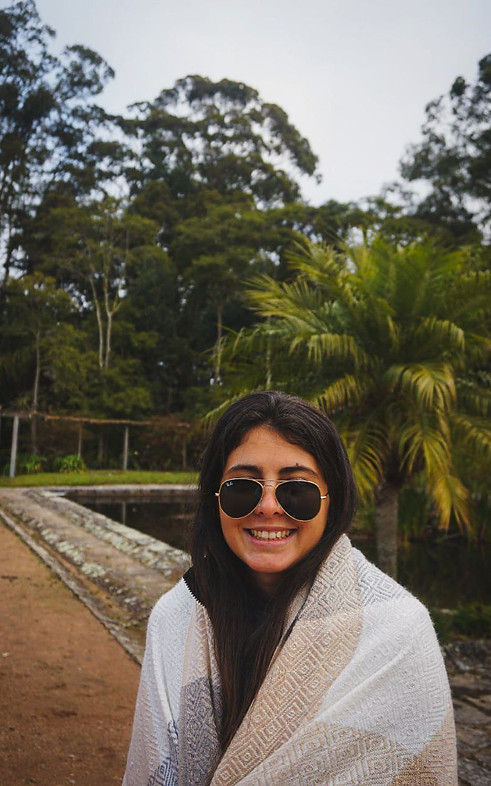 menina de óculos com uma manta