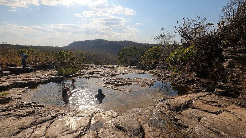 vista da cachoeira para as montanhas