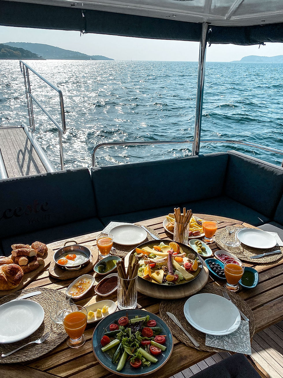 Petit-déjeuner sur un yacht à Istanbul