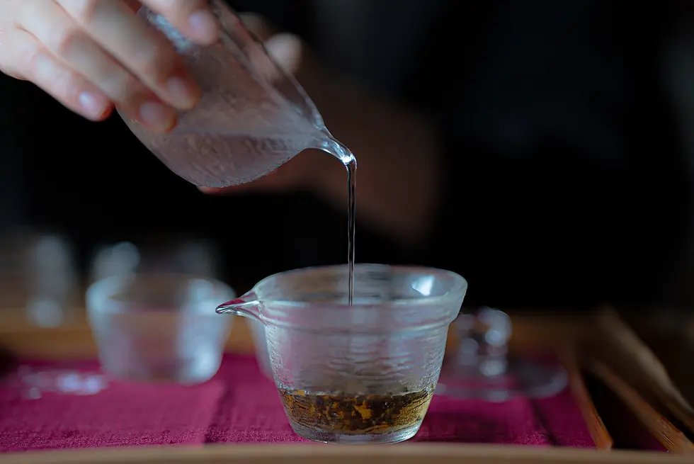 中国茶を淹れる様子