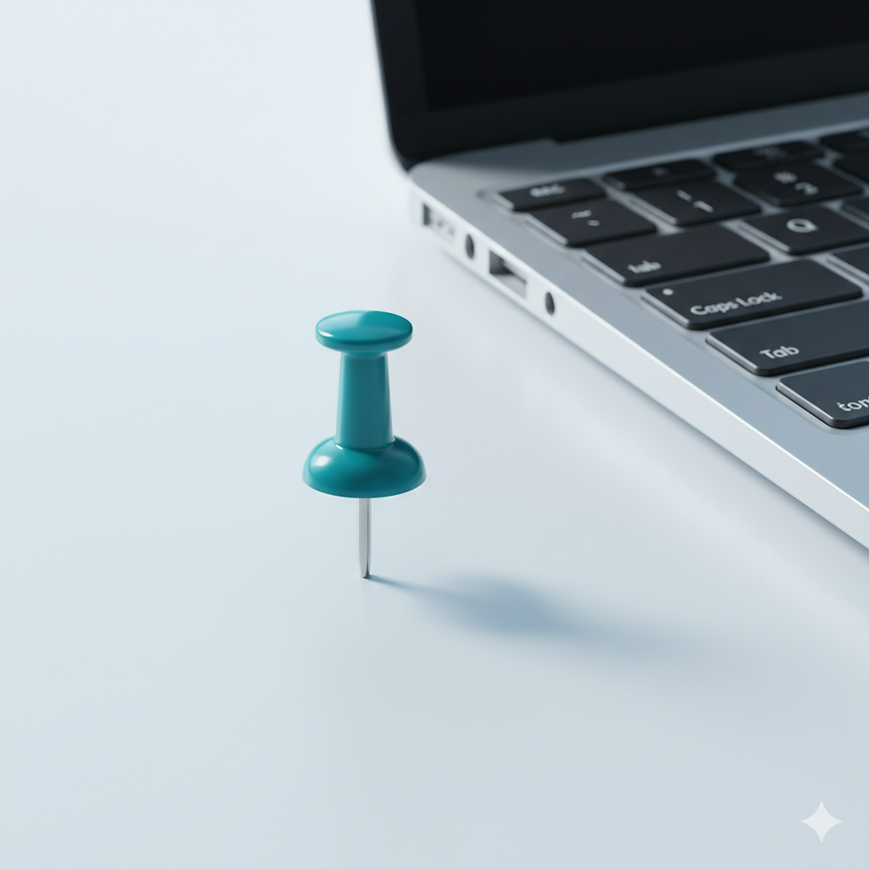 נעץ טורקיז 📌 מונח על שולחן לבן ליד מקלדת של מחשב נייד, בצילום ריאליסטי ונקי עם תאורה רכה באווירה טכנולוגית רגועה.