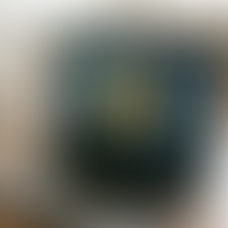 שולחן עבודה מבולגן במחשב עם הרבה אייקונים וקבצים, ועל המסך פתקית עם הכיתוב “הצילו”, שממחישה עומס דיגיטלי וצורך בסדר.