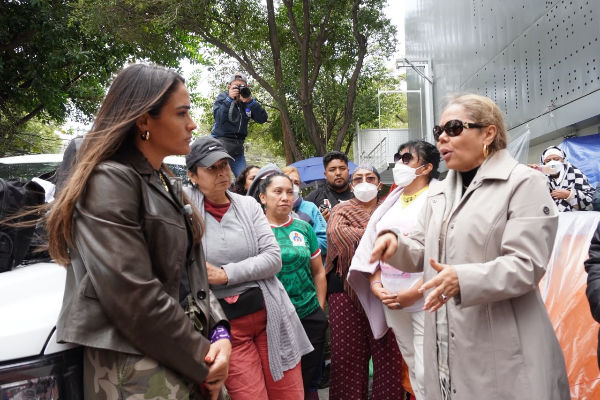 Alessandra Rojo de la Vega visita y lleva apoyo a 50 madres buscadoras que están en plantón en la FGR