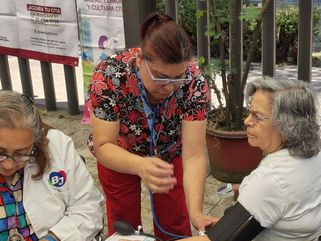 Luis Mendoza acerca servicios integrales a personas adultas mayores en el CECAM Cumbres