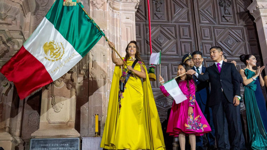 “Vivan las heroínas y los héroes que nos dieron Patria y Libertad!” arenga Libia Dennise en el Grito de la Independencia en Dolores Hidalgo