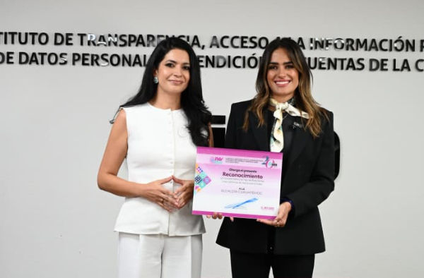 Alessandra Rojo de la Vega recibe reconocimiento por cumplimiento en protección de datos personales en Cuauhtémoc