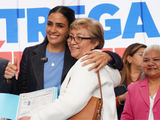 Alessandra Rojo de la Vega entrega 93 cédulas de empadronamiento a locatarios de mercados públicos en Cuauhtémoc