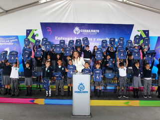 Gobierno de Guanajuato inicia entrega de paquetes de útiles escolares y mochilas en Celaya