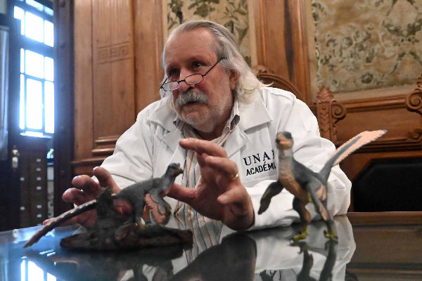 Honran a la UNAM y a paleontólogo con nombre a dinosaurio del cretácico