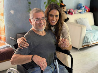 Alessandra Rojo de la Vega entrega sillas de ruedas a vecinos de la Alcaldía Cuauhtémoc