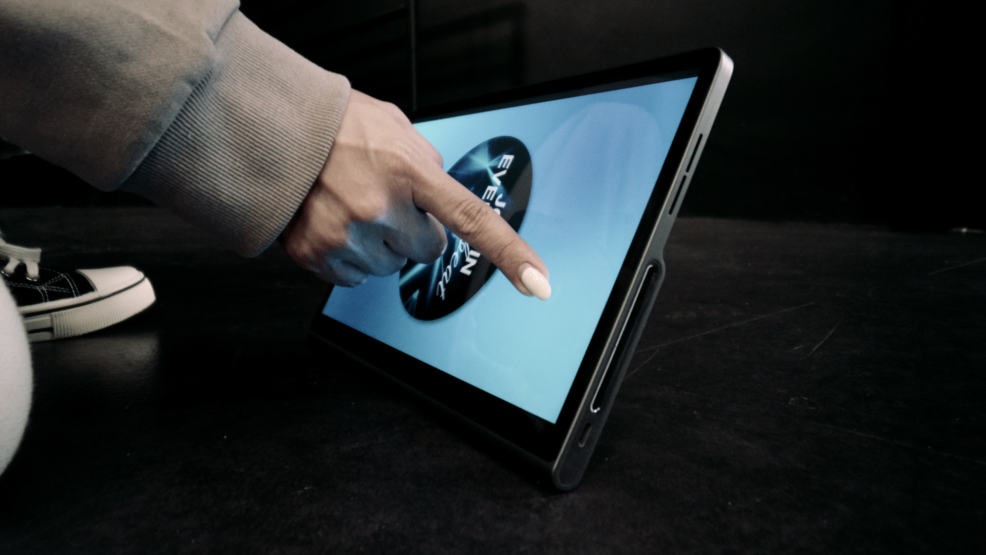 Lenovo Tab Plus - The Dancer 30s.00_00_10_19.Still005.jpg