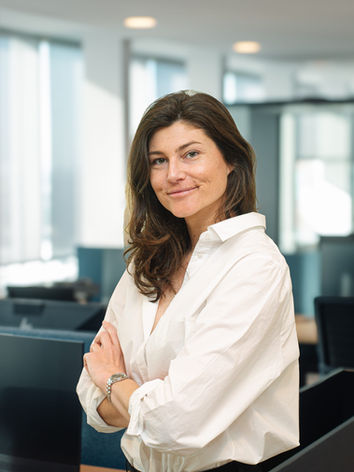Vrouw met gekruiste armen in kantoor