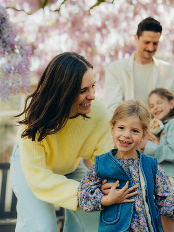 Lachende familie onder bloesem
