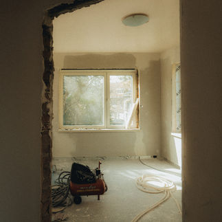 Kamer in verbouwing met raam en gereedschap