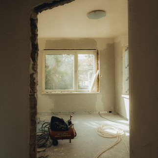 Kamer in verbouwing met raam en gereedschap