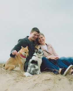 Gelukkig stel met twee honden in de duinen