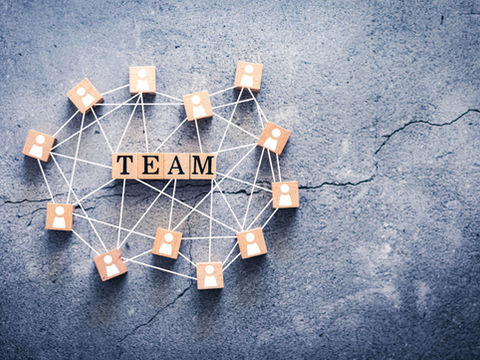 "New Work" | Hybride Teams erfolgreich führen: 7 konkrete Strategien für moderne Führungskräfte.