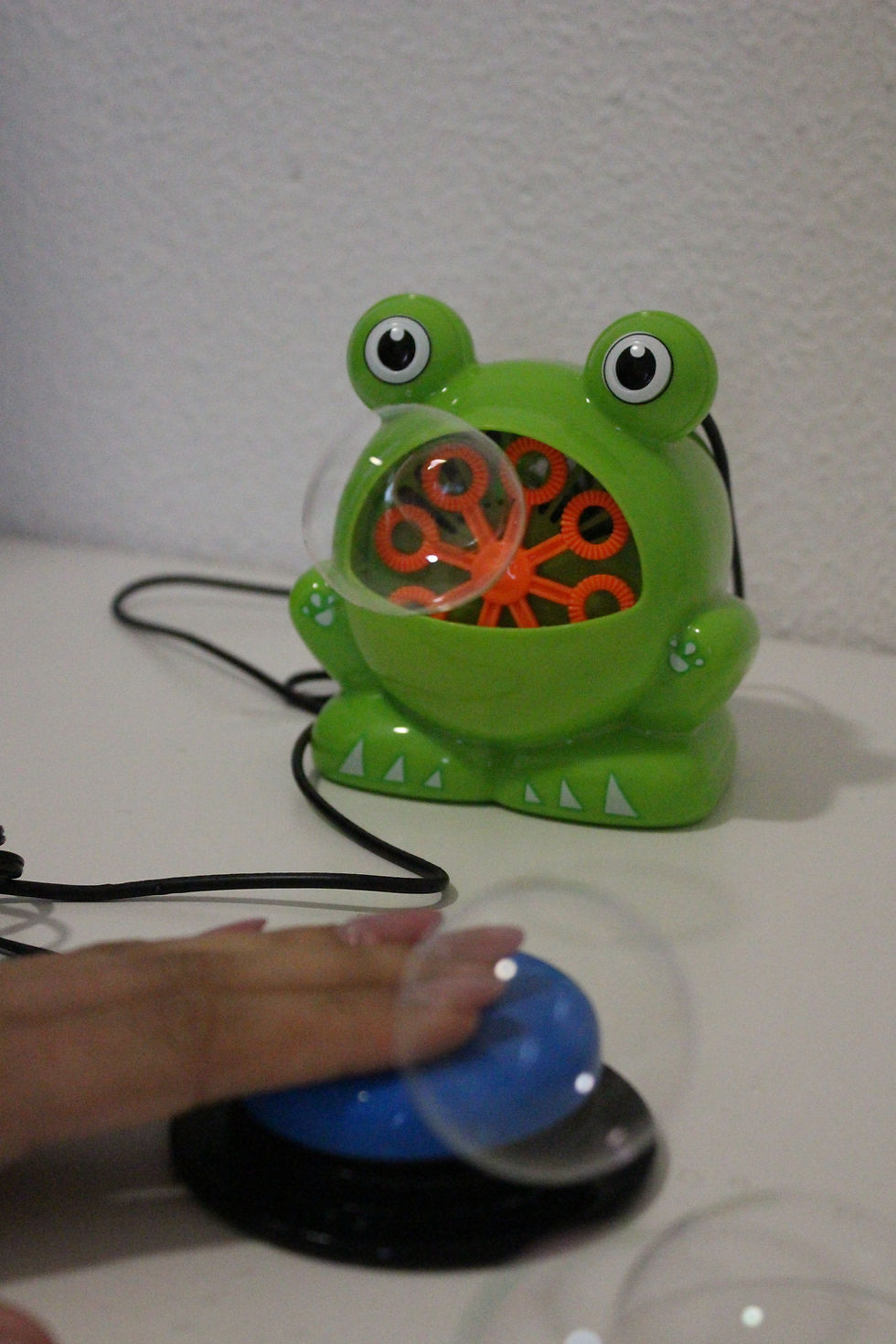 Miniatura: Sapo com bolhas de sabão adaptado