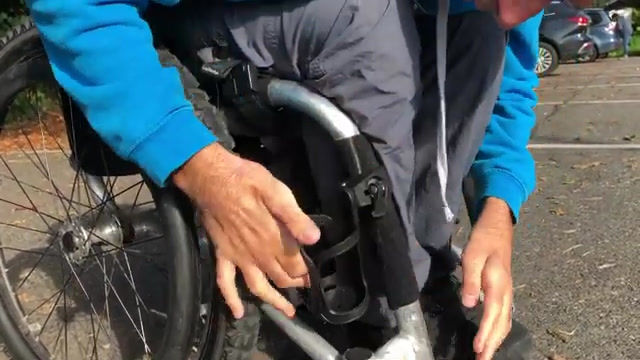 Thumbnail: Suporte de copos para cadeira de rodas