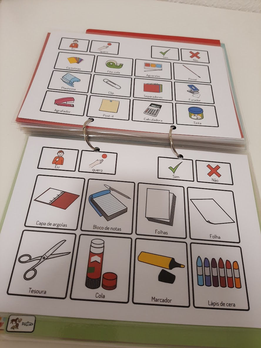 caderno de comunicação com pictogramas sobre material escolar