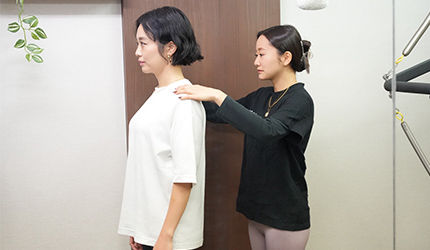 身体の状態をチェックしている風景